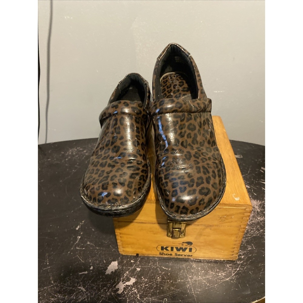 BOC Born Concept Shoes Womens 10 Leopard Clogs Brown Faux Leather Casual Slip On - Picture 4 of 10